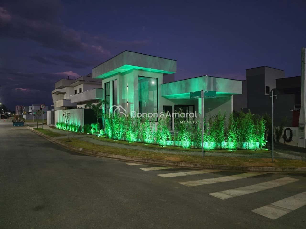 Casa em Condomínio à Venda - — foto principal