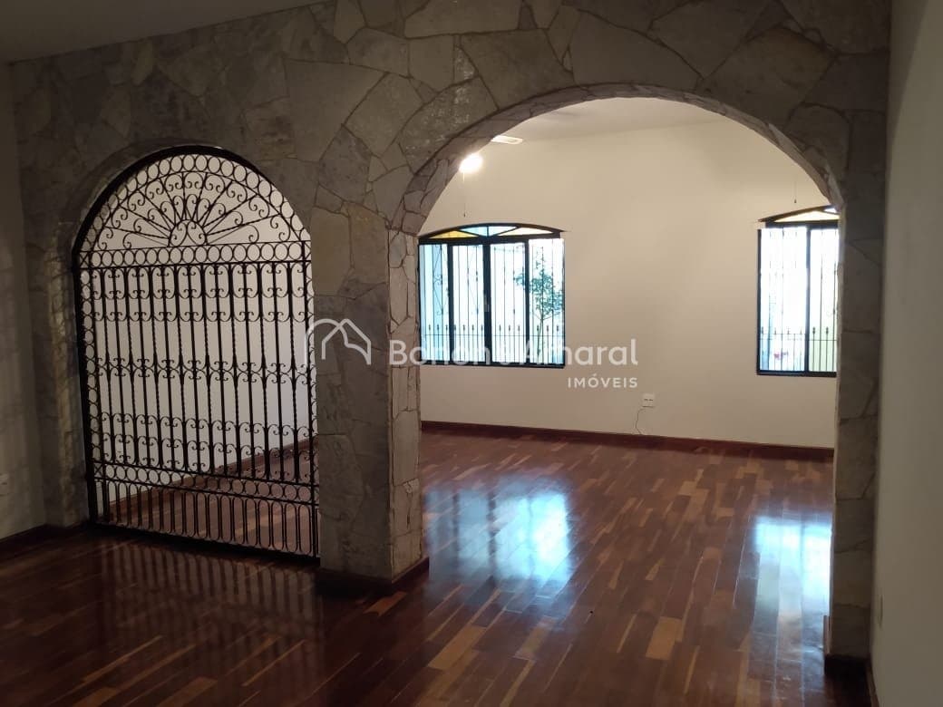 Casa à Venda - em