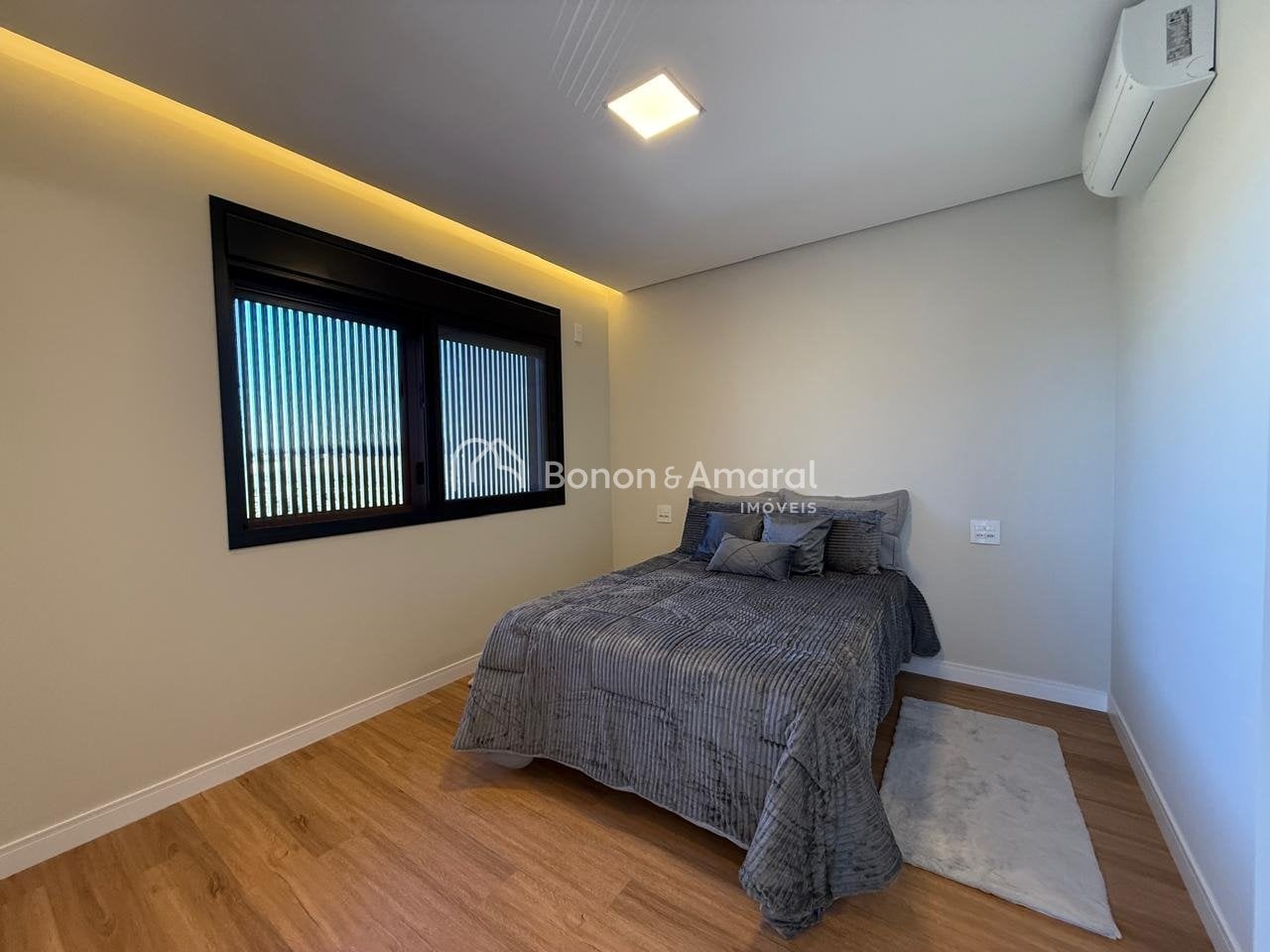 Casa em Condomínio à Venda - em